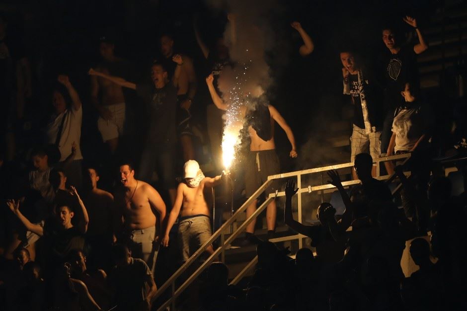 Navijači, Grobari doneli venac na derbi, fotografije