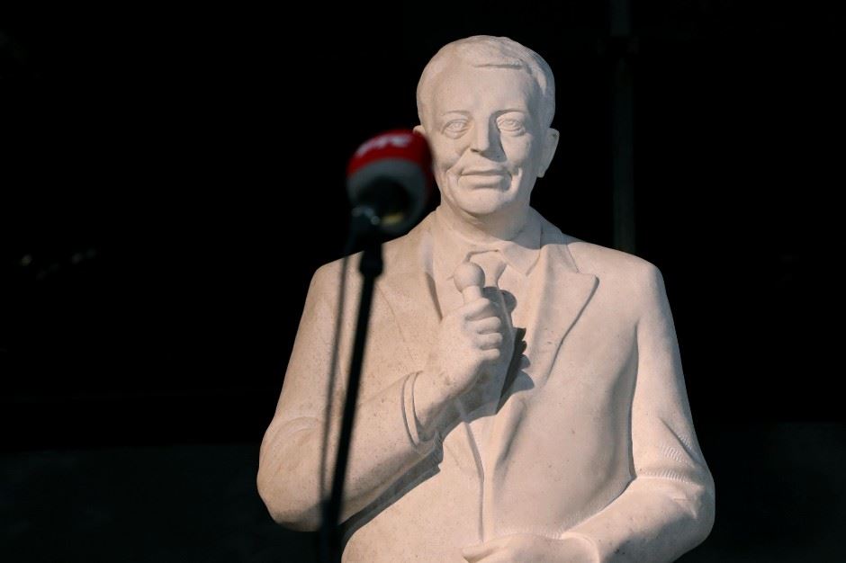 Mića Orlović, spomenik, fotografije