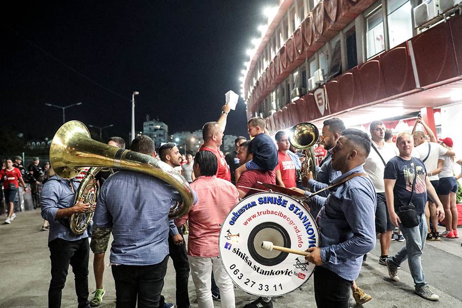 Crvena zvezda u Ligi šampiona: DELIJE slave uz TRUBAČE I BAKLJADU! FOTOGRAFIJE