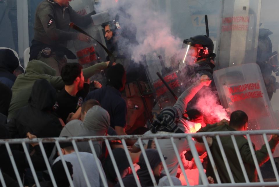 Tuča navijača Partizana i Zvezde pre derbija, na pumpi kod Vrčina, policija uhapsila devet osoba