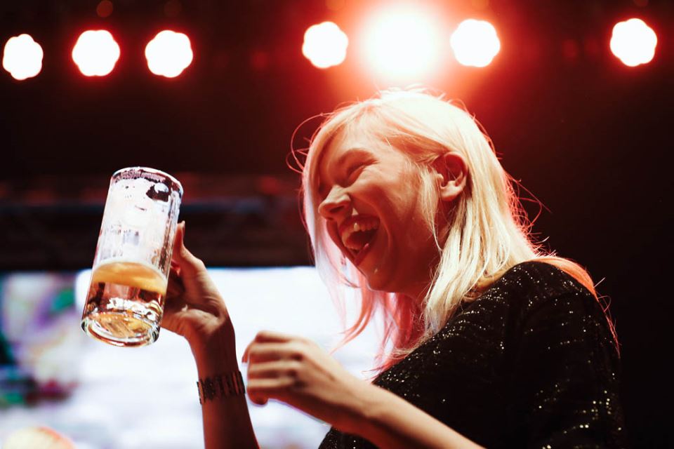 Oktobarfest Beograd: Takmičenje u brzom ispijanju piva FOTOGRAFIJE