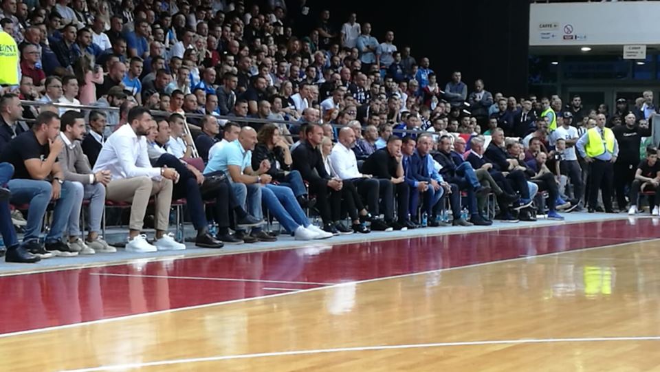 Ostoja Mijailović na štakama gleda utakmicu Igokea - Partizan FOTO