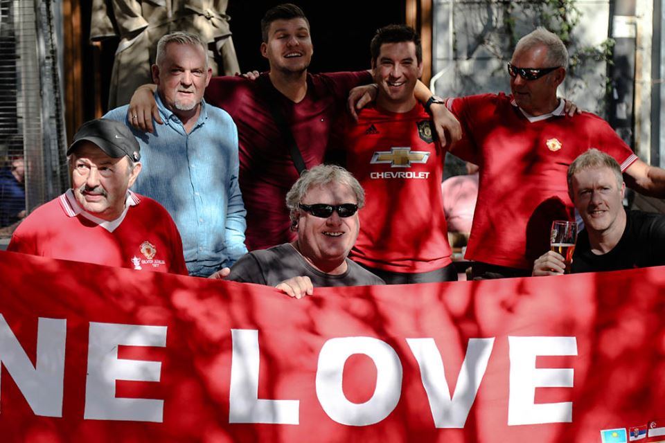 Navijači Mančester Junajteda piju pivo i nose transparente kluba u Beogradu FOTOGRAFIJE