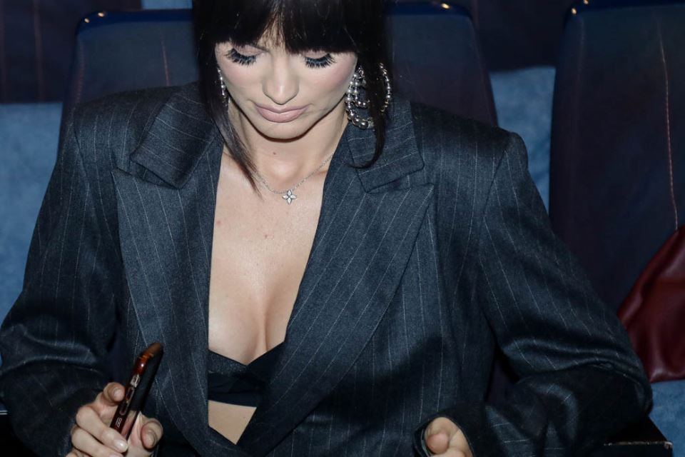 Milica Pavlović pokazala raskošni dekolte! Obukla sako ispod kojeg je imala samo brus FOTOGRAFIJE