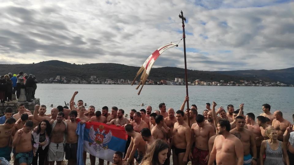 Plivanje za krst bogojavljensko plivanje u Tivtu