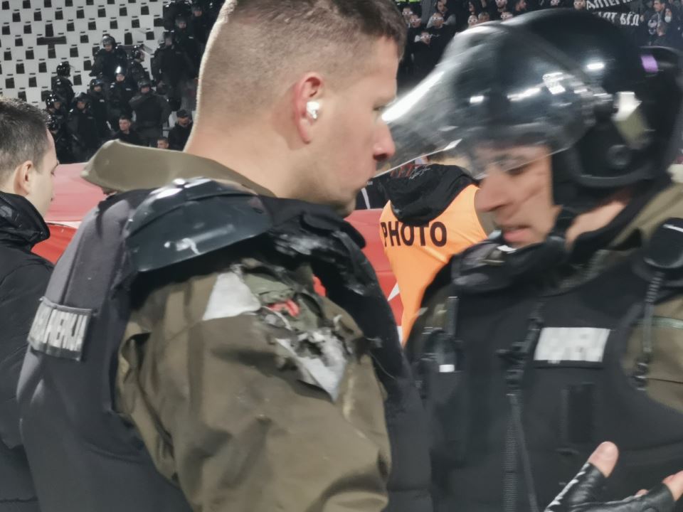Navijači pogodili pripadnik Žandarmerije topovski udar večiti derbi Zvezda Partizan