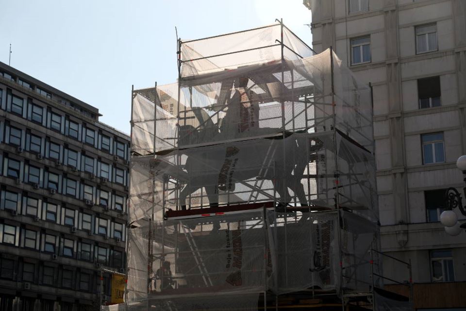 Rekonstrukcija spomenika KNEZA MIHAILA na Trgu Republike trajaće do prvog maja!FOTOGRAFIJE