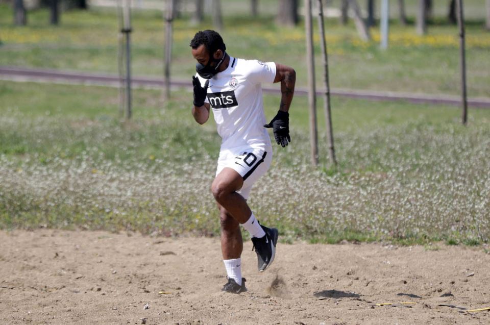 Fudbaler Partizana Sejduba Suma trenira napolju za vreme vanrednog stanjaFOTO