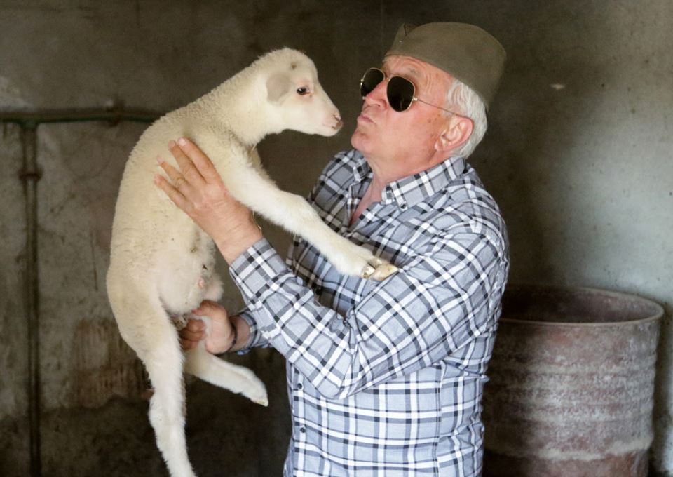 Korona virus izolacija, pevač narodne muzike Era Ojdanić na selu, fotografije