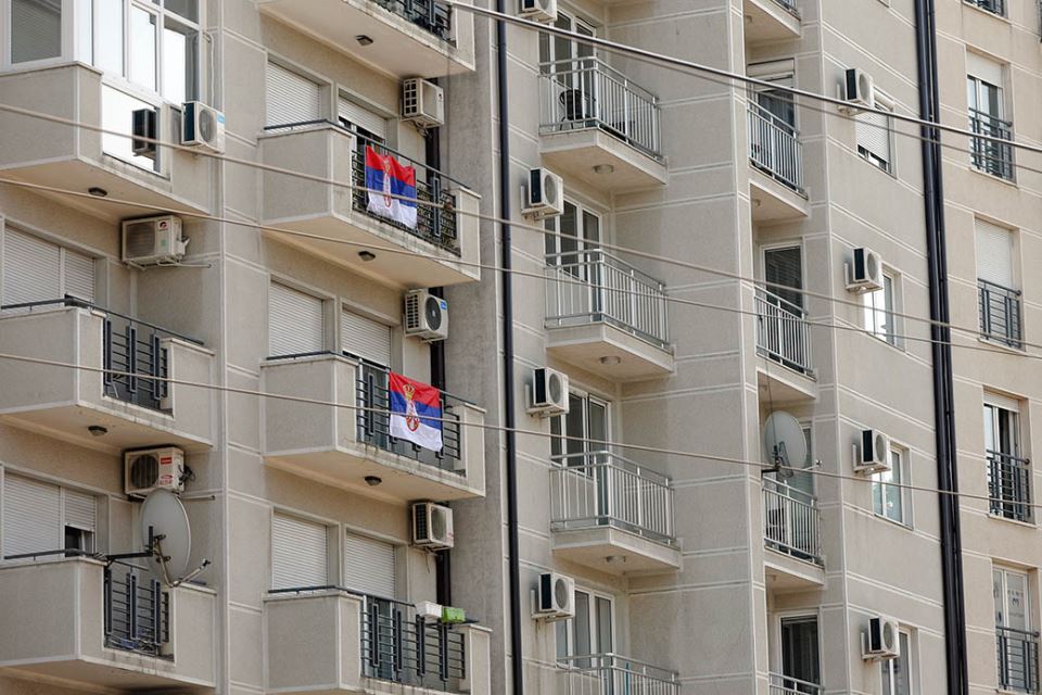 Zastave Srbije na prozorima i balkonima u Beogradu FOTOGRAFIJE