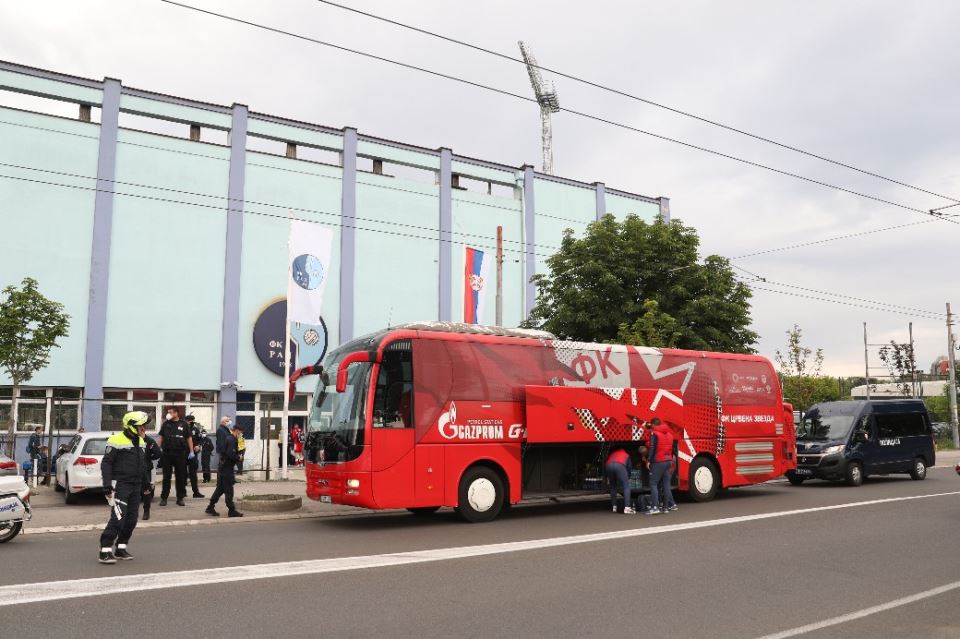 Crvena zvezda šampion Srbije proslava titule na ulicama Beograda baklje 