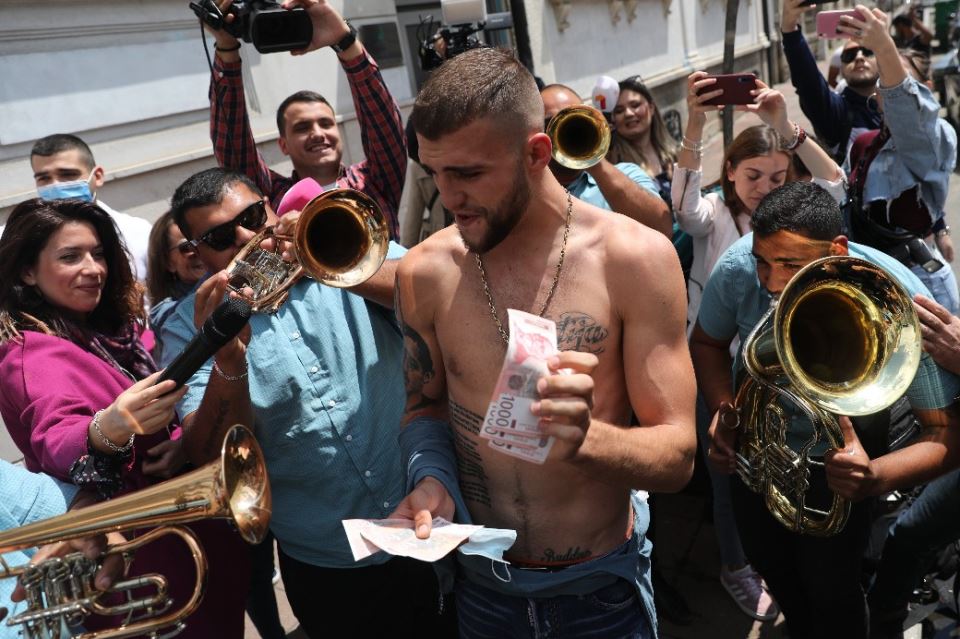 Veljko Ražnatović gleda film sa sinom 