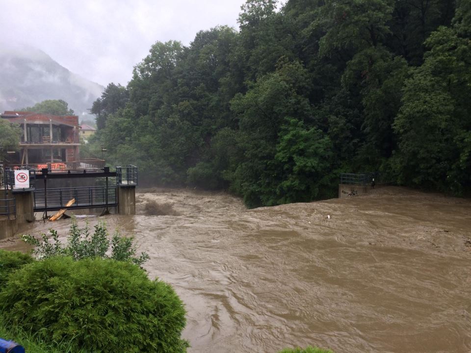 Poplave, u Kraljevu bračni par zarobljen u kući, spasavaju ih helikopterom