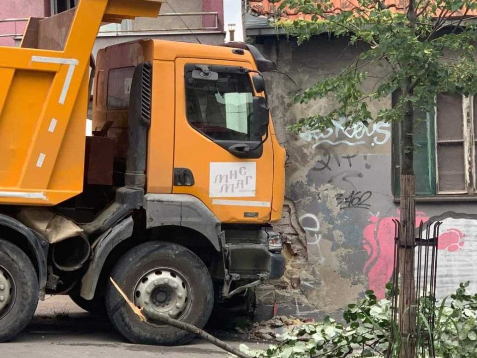 Kamion se zabio u kuću u beogradu (FOTO)