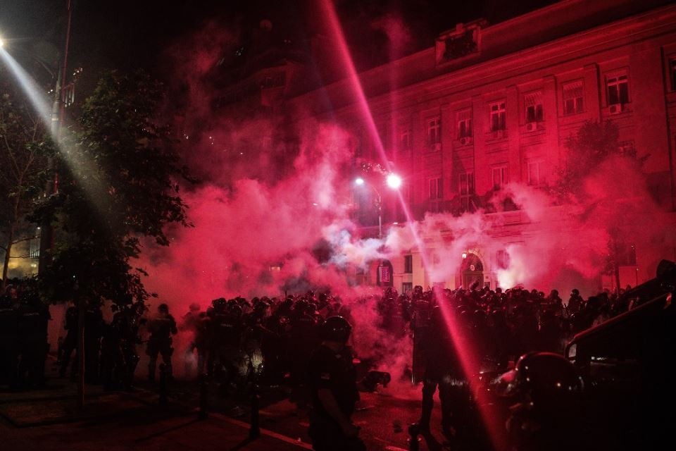 Demonstracije policija Bulevar Kralja Aleksandra policija suzavac tuča foto galerija video