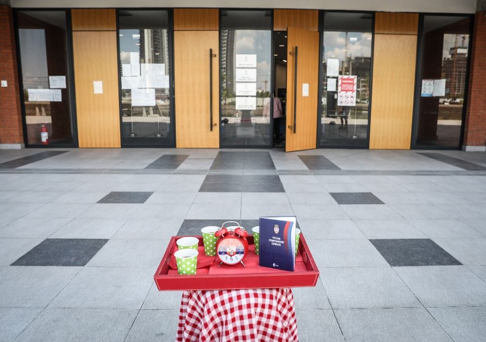 Neregularni izbori, povređen ustav, performans ispred Palate pravde, fotografije