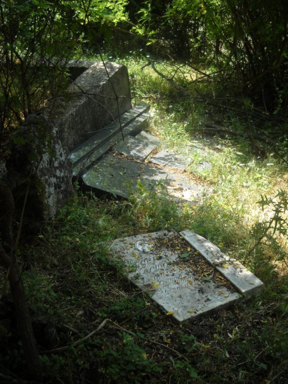 Kosovo selo Žakovo oskrnavljeno srpsko groblje