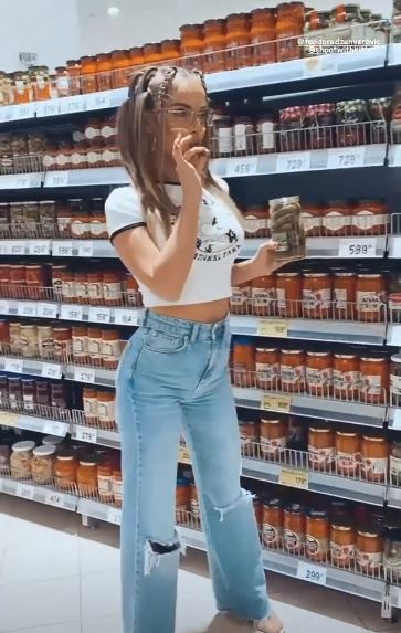 teodora dzehverovic slikanje supermarket kiseli krastavcici instagram foto video