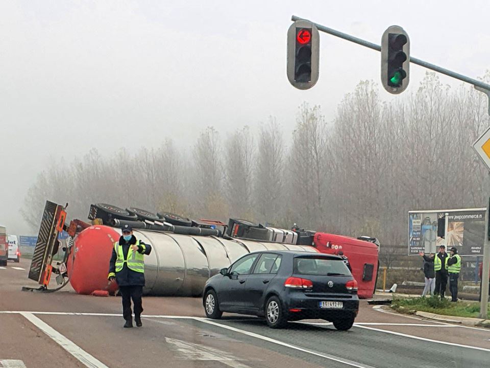 saobracajka pancevacki put kamion bocna strana gradjevinski materijal saobracaj