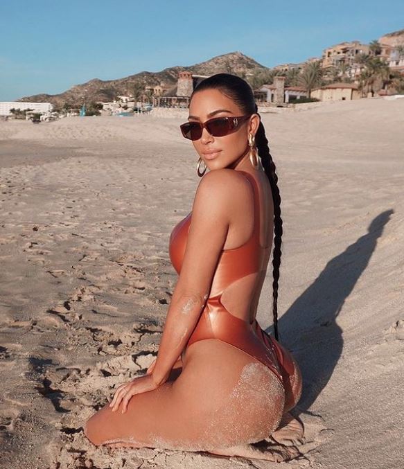 kim kardasijan haljina sa njenim likom instagram foto