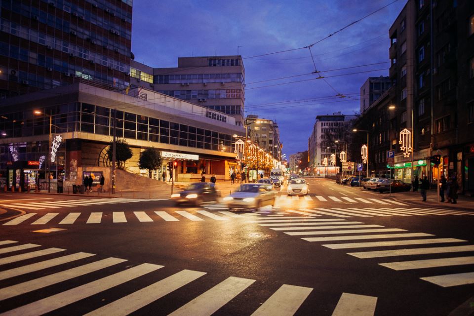 dijagonalni pešački prelaz dom omladine pešaci raskrsnica saobraćaj