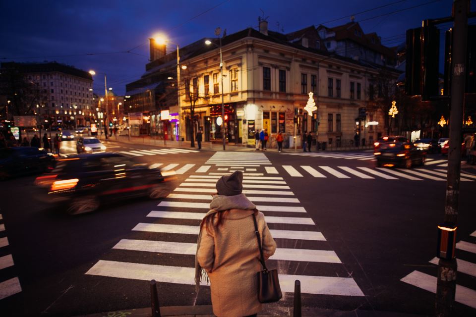 dijagonalni pešački prelaz dom omladine pešaci raskrsnica saobraćaj