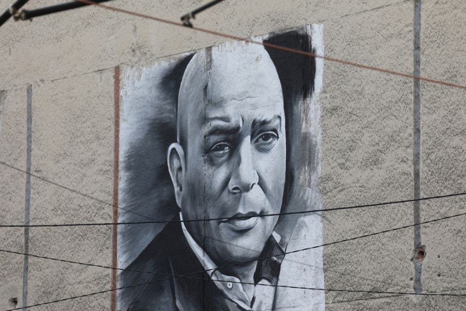 Džeja i dalje piće čeka na stolu kum o pevaču