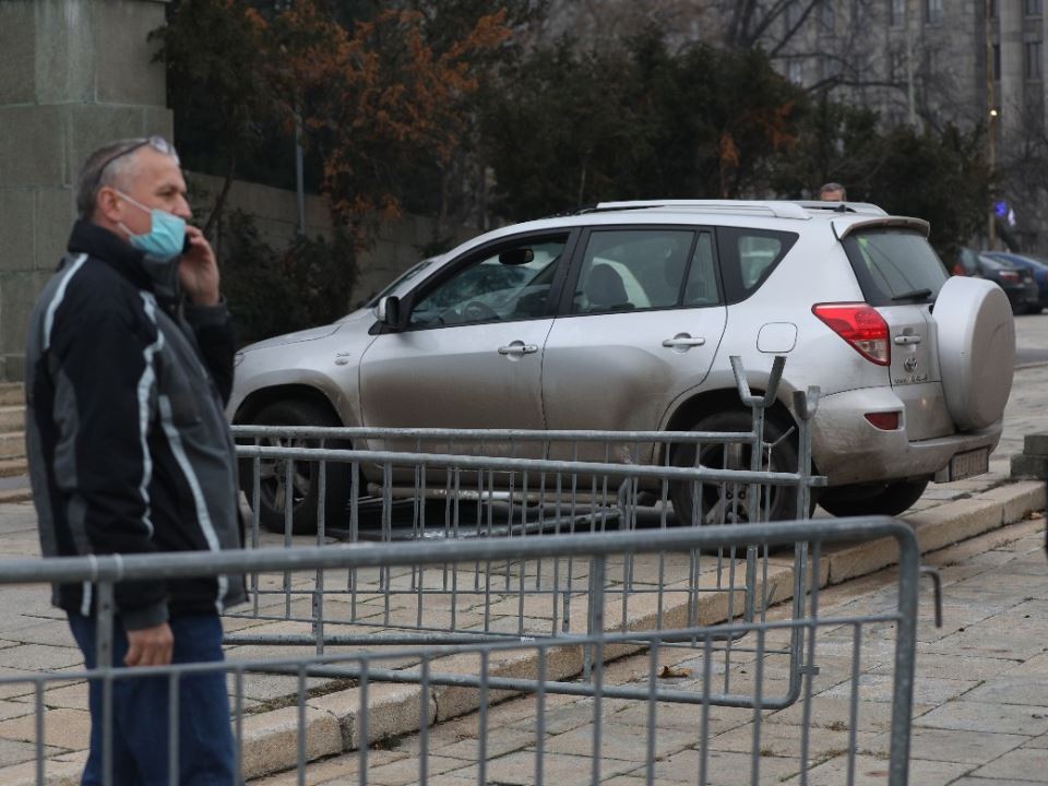 skupstina incident automobilom probio ogradu