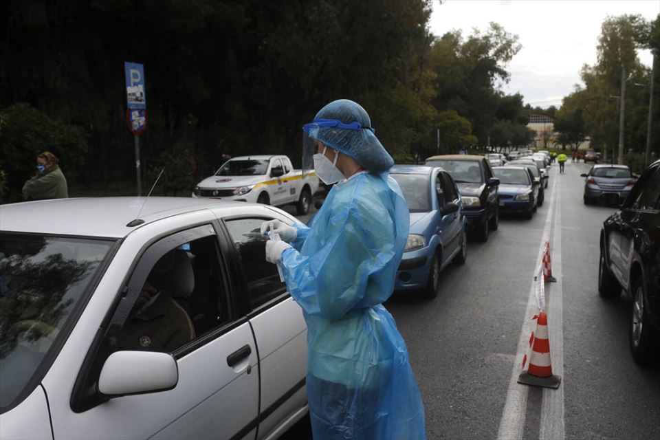 korona virus test automobil kovid ambulanta grcka atina fotografije