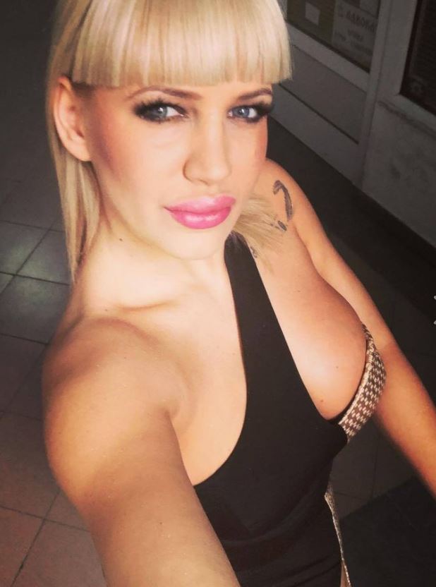 Sanja Stojanović pevala polugola pred popovima