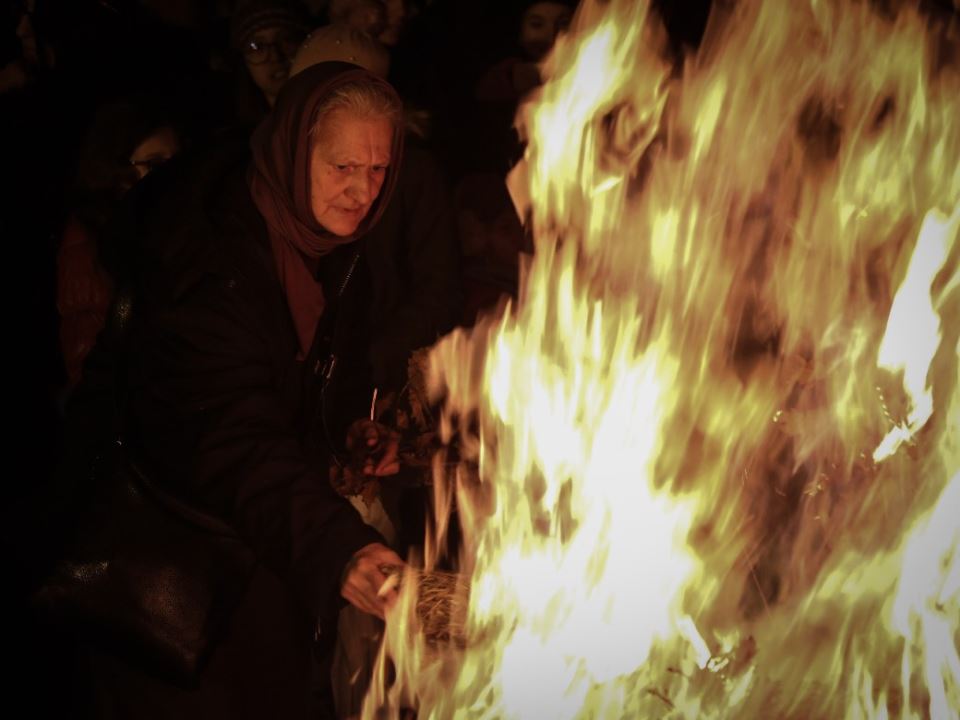 paljenje badnjaka badnje vece obicaji crkva topcider hram aleksandrovac fotografije