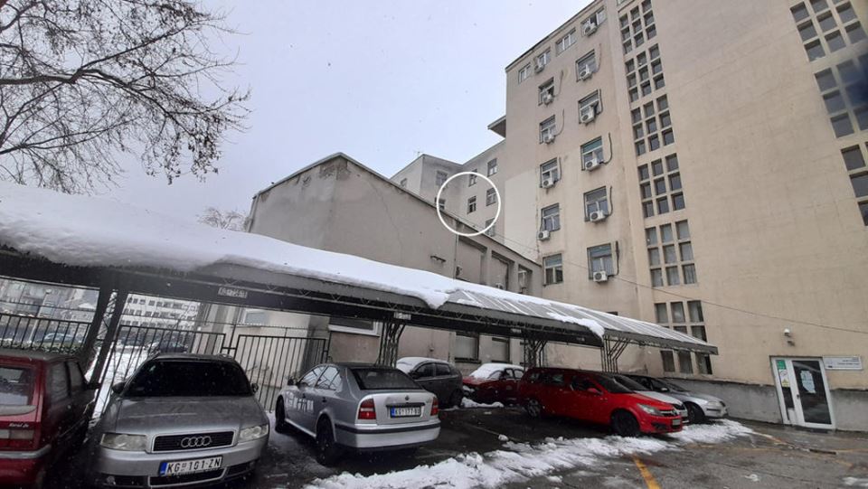 skocio kroz prozor suda