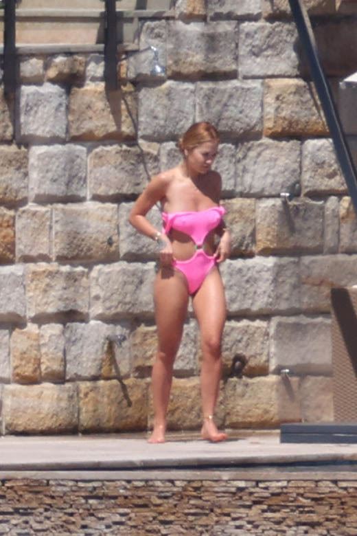 rita ora paparaco paparazzi bikini grudi plaza fotografije