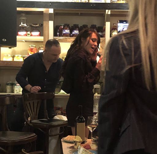 Dragana Mićalović hvata bidermajer na svadbi