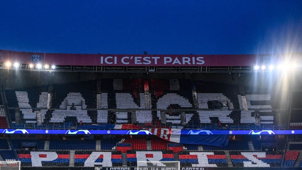 pari sen zermen barselona uzivo liga sampiona navijaci poruka transparent stadion fotografije