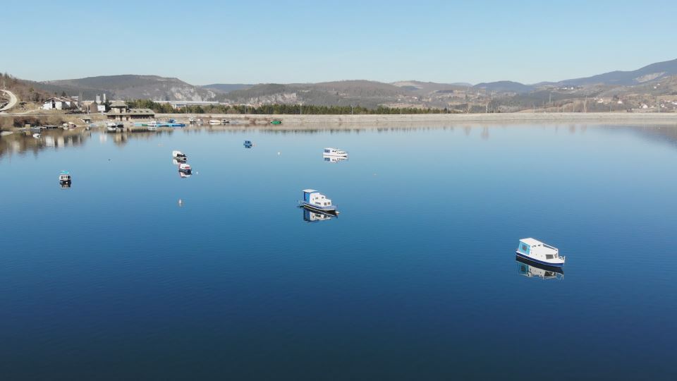 planina zlatar zlatarsko jezero uvacko jezero rezervat uvac camci elektricni motor turisti