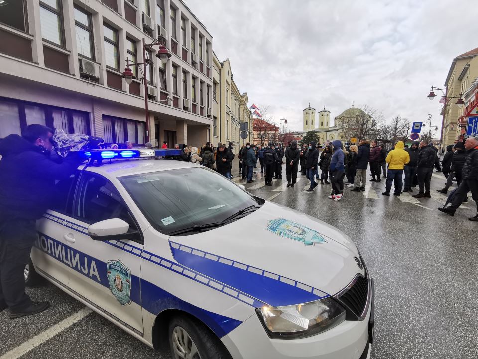 protest u cacku cacani otvaraju kafice nove mere cacak marko parezanovic 