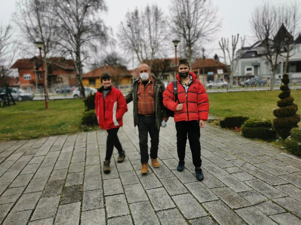 vozac taksija dejan lazarevic prevozi decu sa invaliditetom