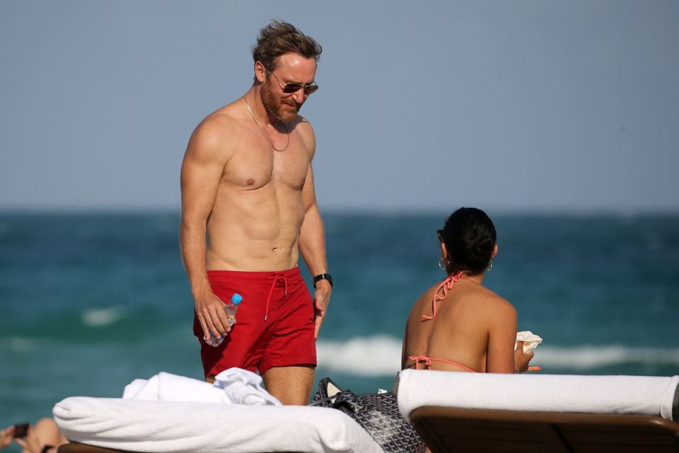 dejvid geta zgodna devojka bikini dzesika ledon u tangama