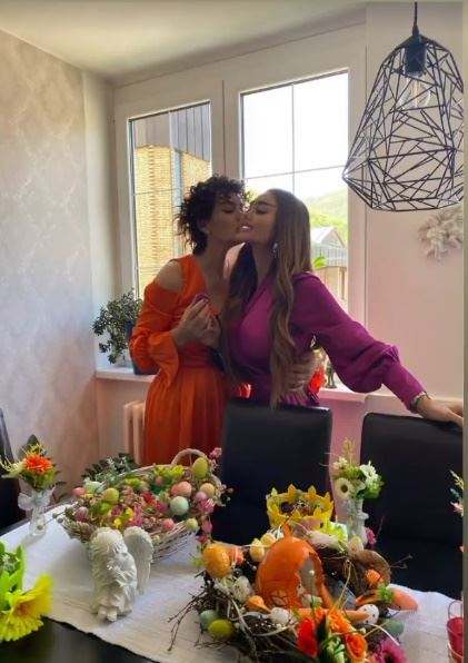 Ana Korać sa majkom slavi Uskrs