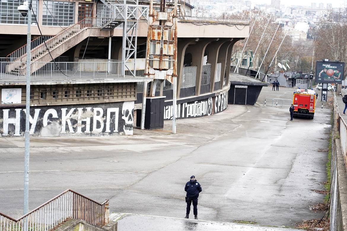 stadion partizana u blokadi policija pretres