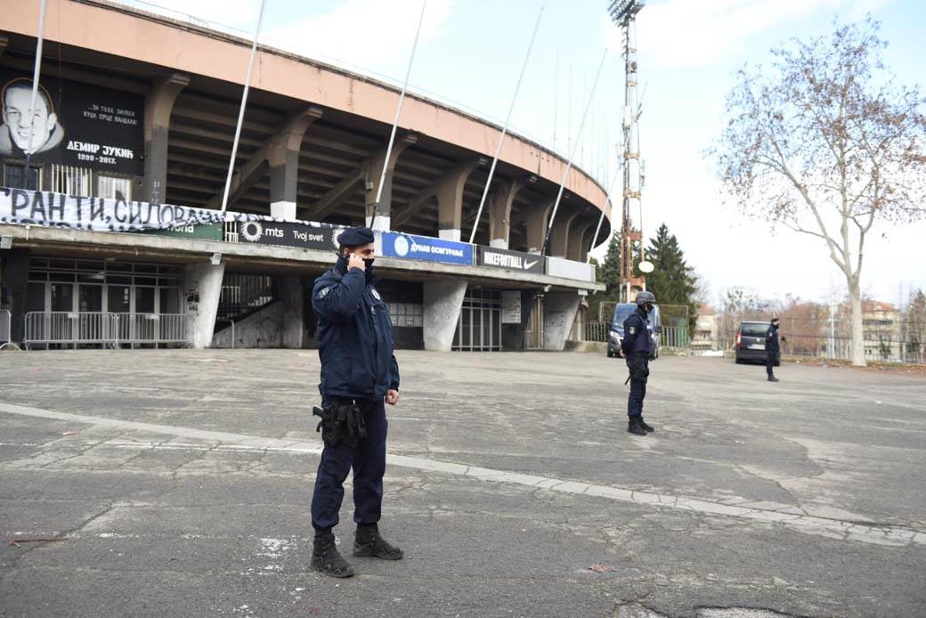 stadion partizana u blokadi policija pretres