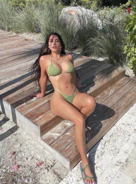 kim kardasijan u bikiniju grudi stomak guza 