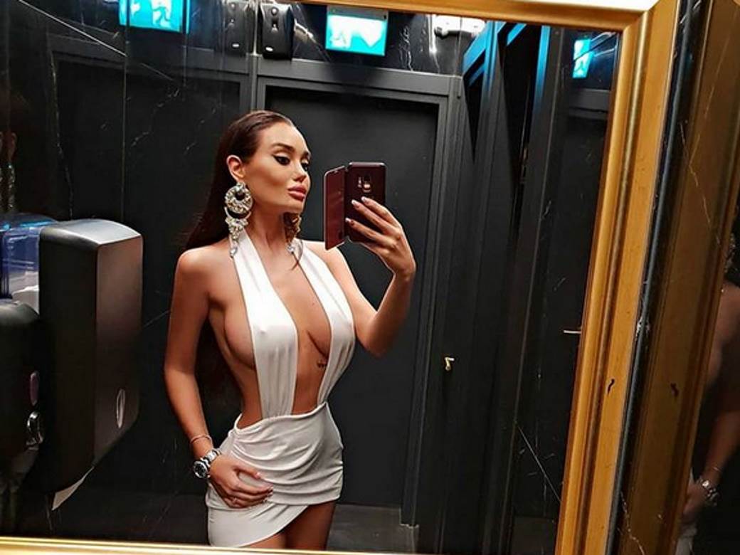 ana korac pas rucak u restoranu