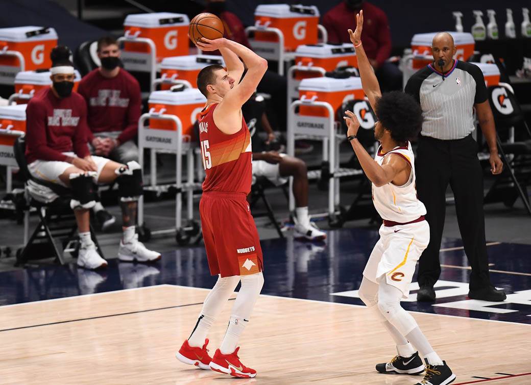 nikola jokic zaucavanje okoro klivlend denver nba video