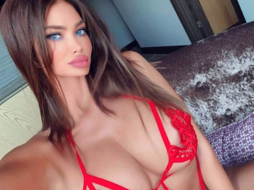 Soraja u čipkanom vešu i halterima