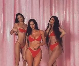 kortni kardasijan crvene gacice foto