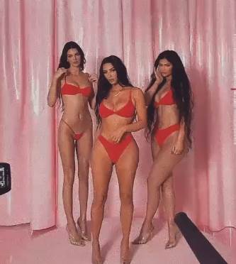 kortni kardasijan crvene gacice foto