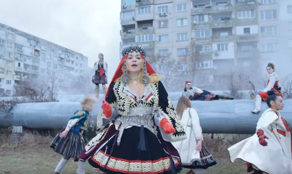 rita ora bang spot u narodnoj nosnji i tangama foto video