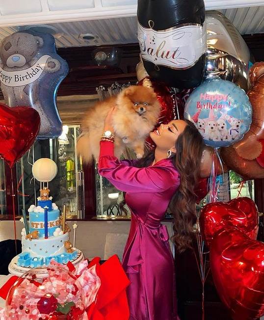 ana korac pas rucak u restoranu